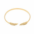 Brazalete Alas de Ángel en Acero Inoxidable - Dorado sobre fondo blanco