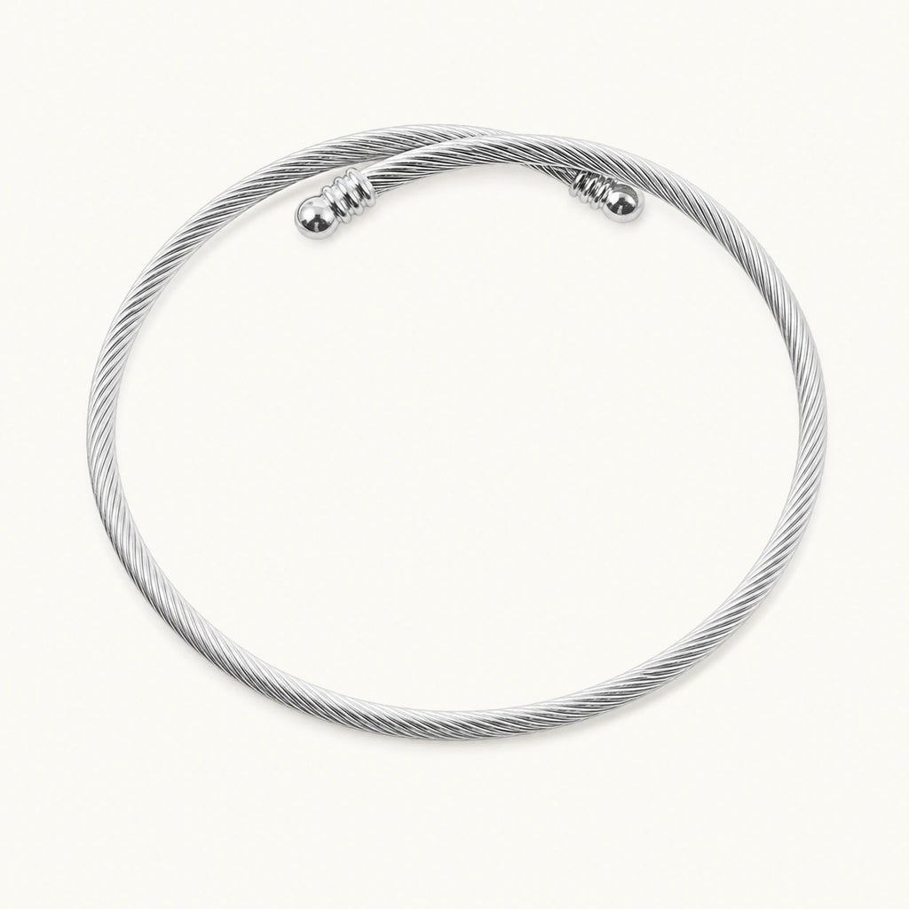 Brazalete Malla Flexible en Acero Inoxidable - Plateado sobre fondo blanco