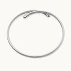 Brazalete Malla Flexible en Acero Inoxidable - Plateado sobre fondo blanco