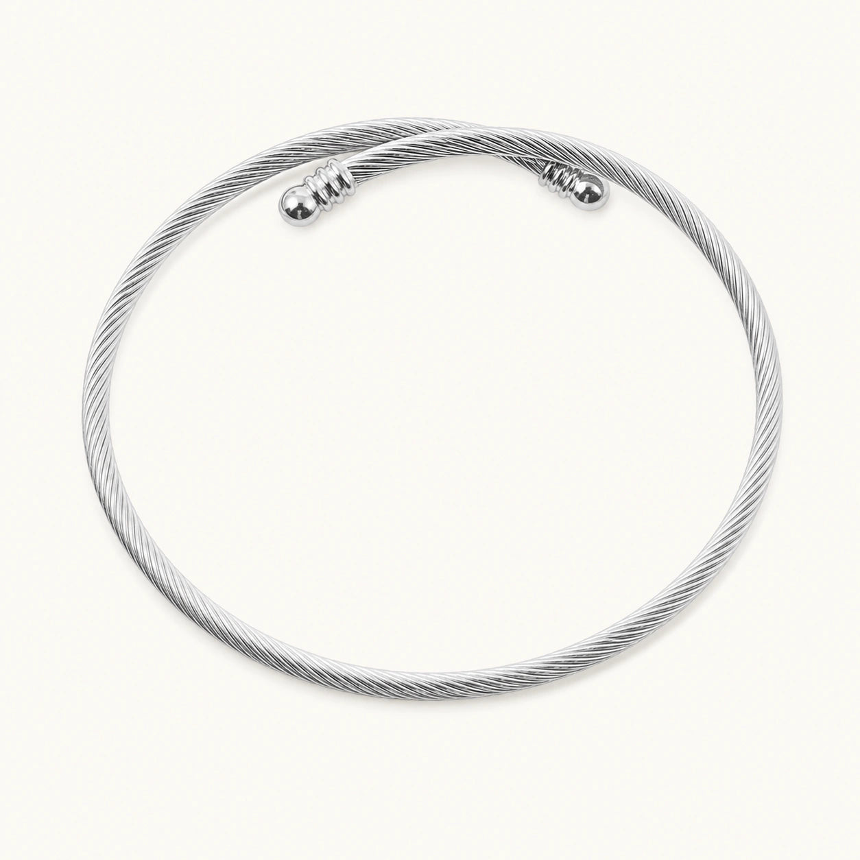 Brazalete Malla Flexible en Acero Inoxidable - Plateado sobre fondo blanco