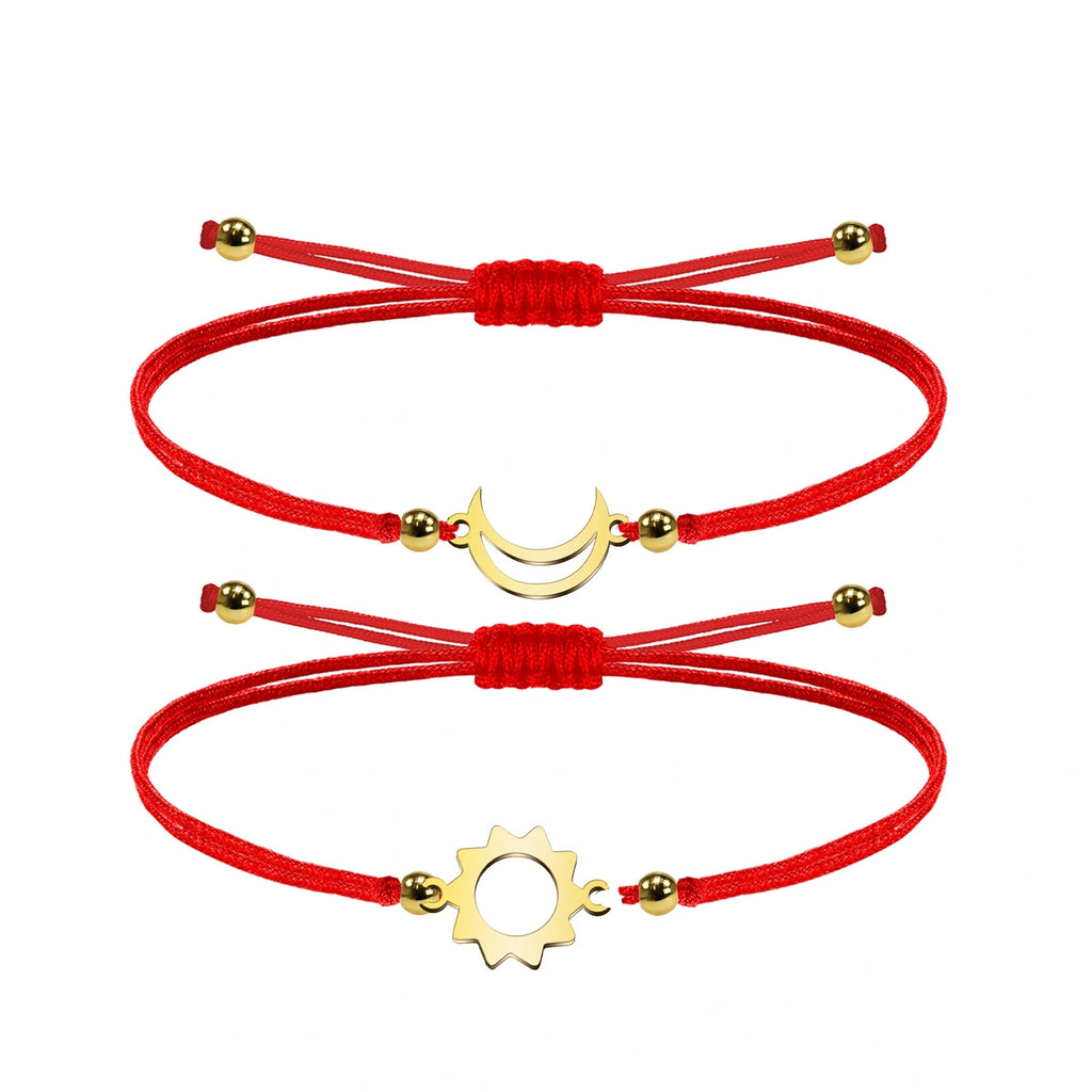 Pulsera de Hilo con Luna y Sol en Acero Inoxidable - Dorado sobre fondo blanco