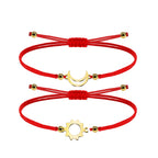Pulsera de Hilo con Luna y Sol en Acero Inoxidable - Dorado sobre fondo blanco