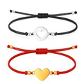 Pulsera de Hilo con Corazón en Acero Inoxidable sobre fondo blanco