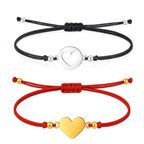 Pulsera de Hilo con Corazón en Acero Inoxidable sobre fondo blanco