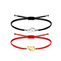 Pulsera de Hilo con Medio Corazón en Acero Inoxidable sobre fondo blanco