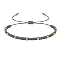 Pulsera de Hilo Encerado con Cuentas de Acero Inoxidable - Gris sobre fondo blanco