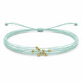 Pulsera Multihilo Encerado con Cuentas de Acero Inoxidable - Azul Cian sobre fondo blanco