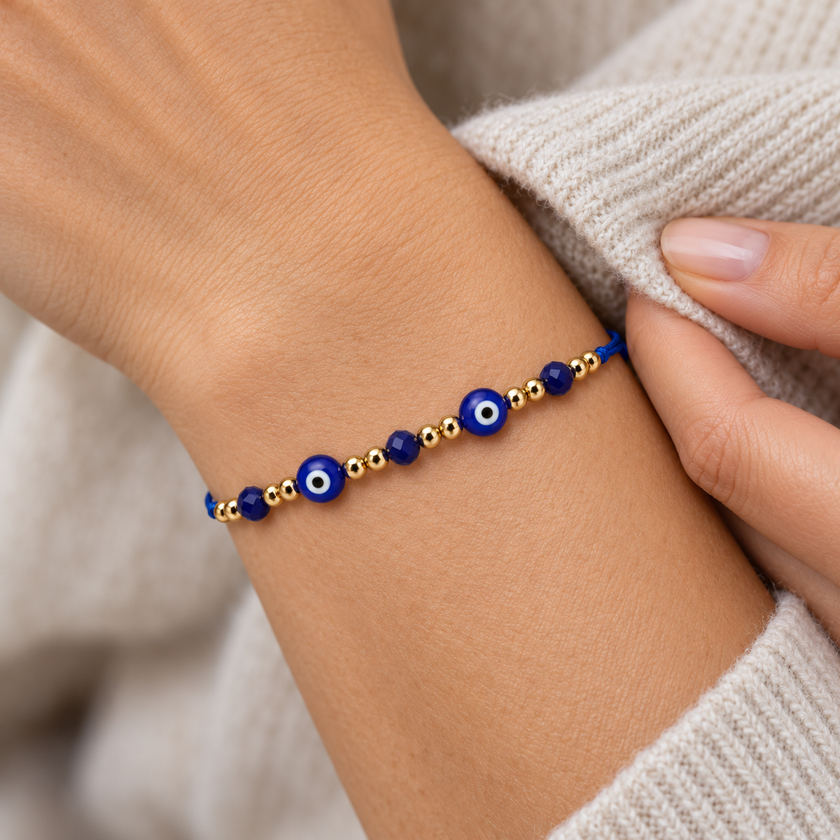Pulsera azul con dos ojos turcos y cuentas en la muñeca. Escena ilustrativa generada con IA.