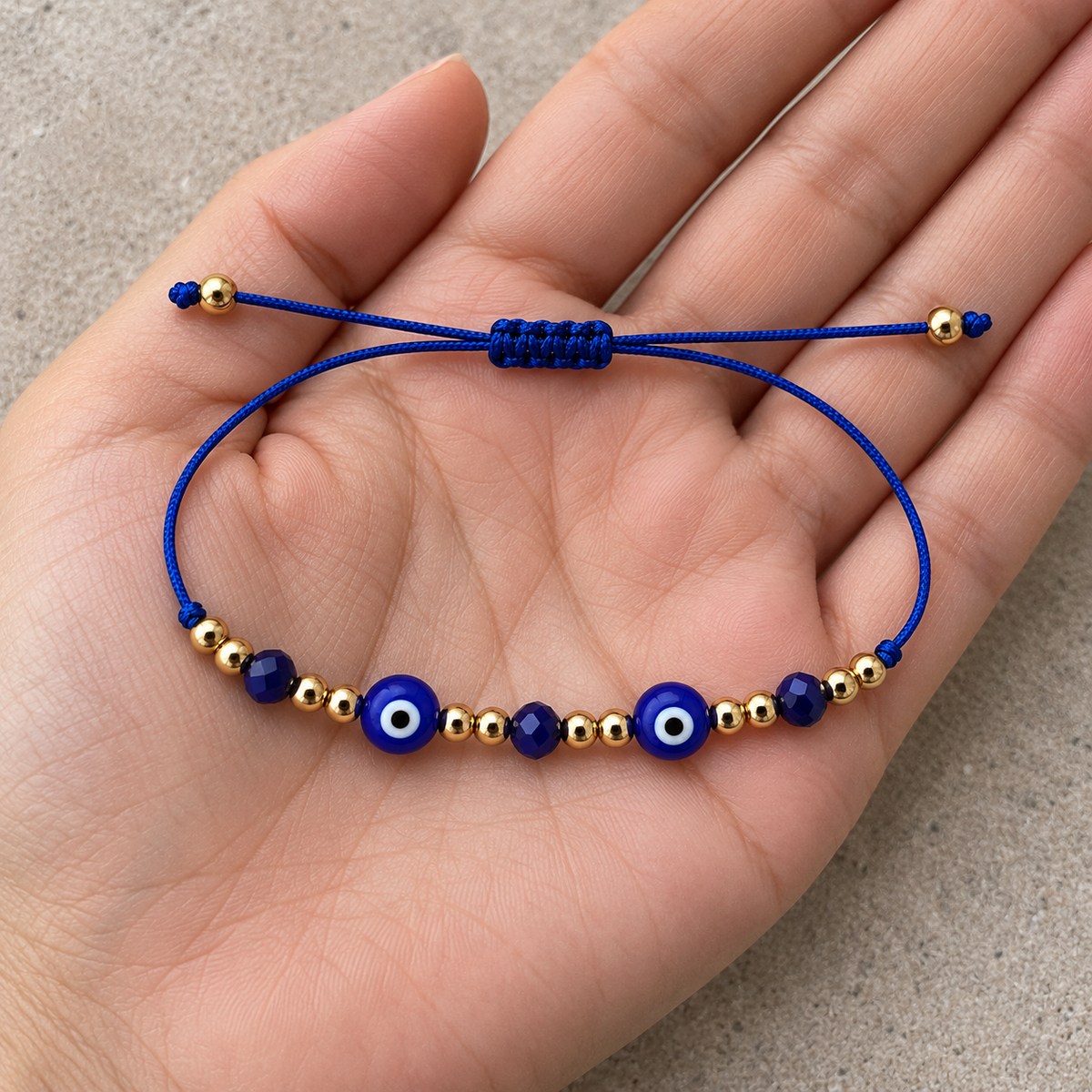 Pulsera azul con dos ojos turcos sobre la palma. Escena ilustrativa generada con IA.