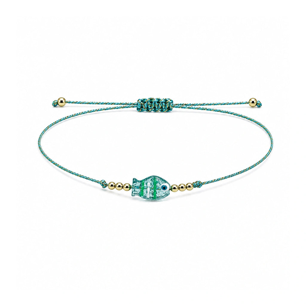 Pulsera de Hilo con Pez de Cristal y Ojo Turco sobre fondo blanco