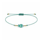Pulsera de Hilo con Pez de Cristal y Ojo Turco sobre fondo blanco