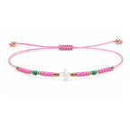 Pulsera de Cuentas con Cruz de Nácar sobre fondo blanco