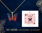 Colar de borboleta em tons cor-de-rosa e azuis junto do seu cartão para oferta, sobre fundo escuro.