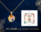 Colar dourado de flor multicolor junto do seu cartão para oferta, sobre fundo escuro.