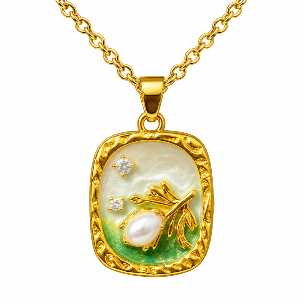 Collar dorado con medallón rectangular claro y verde, primer plano de los detalles