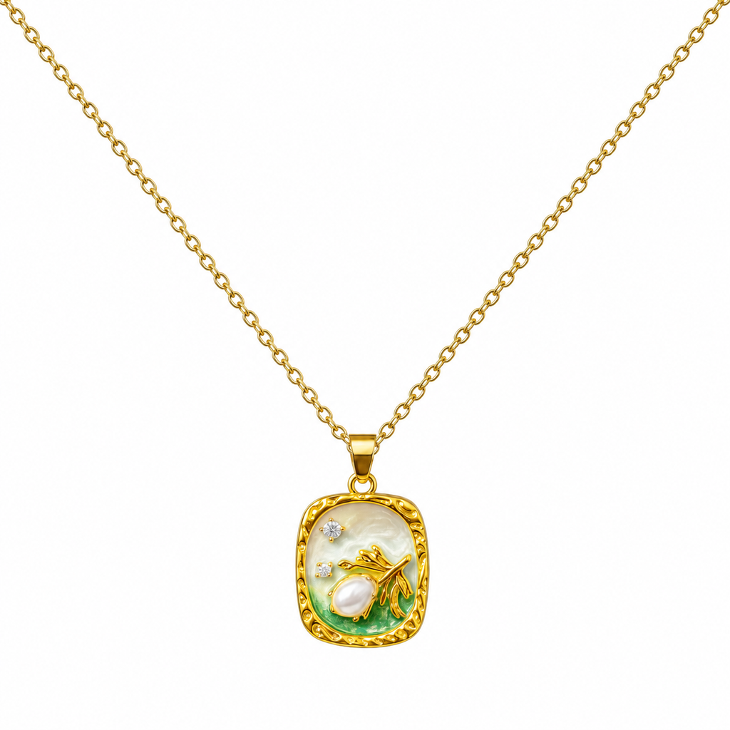 Collar dorado con medallón rectangular claro y verde sobre fondo blanco