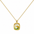 Collar dorado con medallón rectangular claro y verde sobre fondo blanco