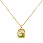 Collar dorado con medallón rectangular claro y verde sobre fondo blanco
