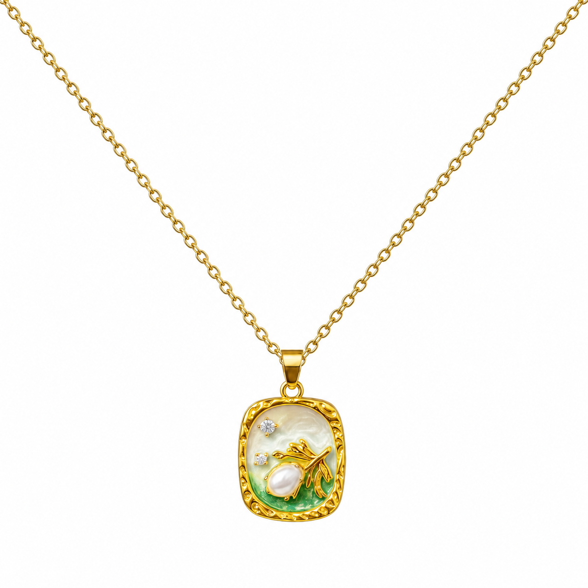 Collar dorado con medallón rectangular claro y verde sobre fondo blanco