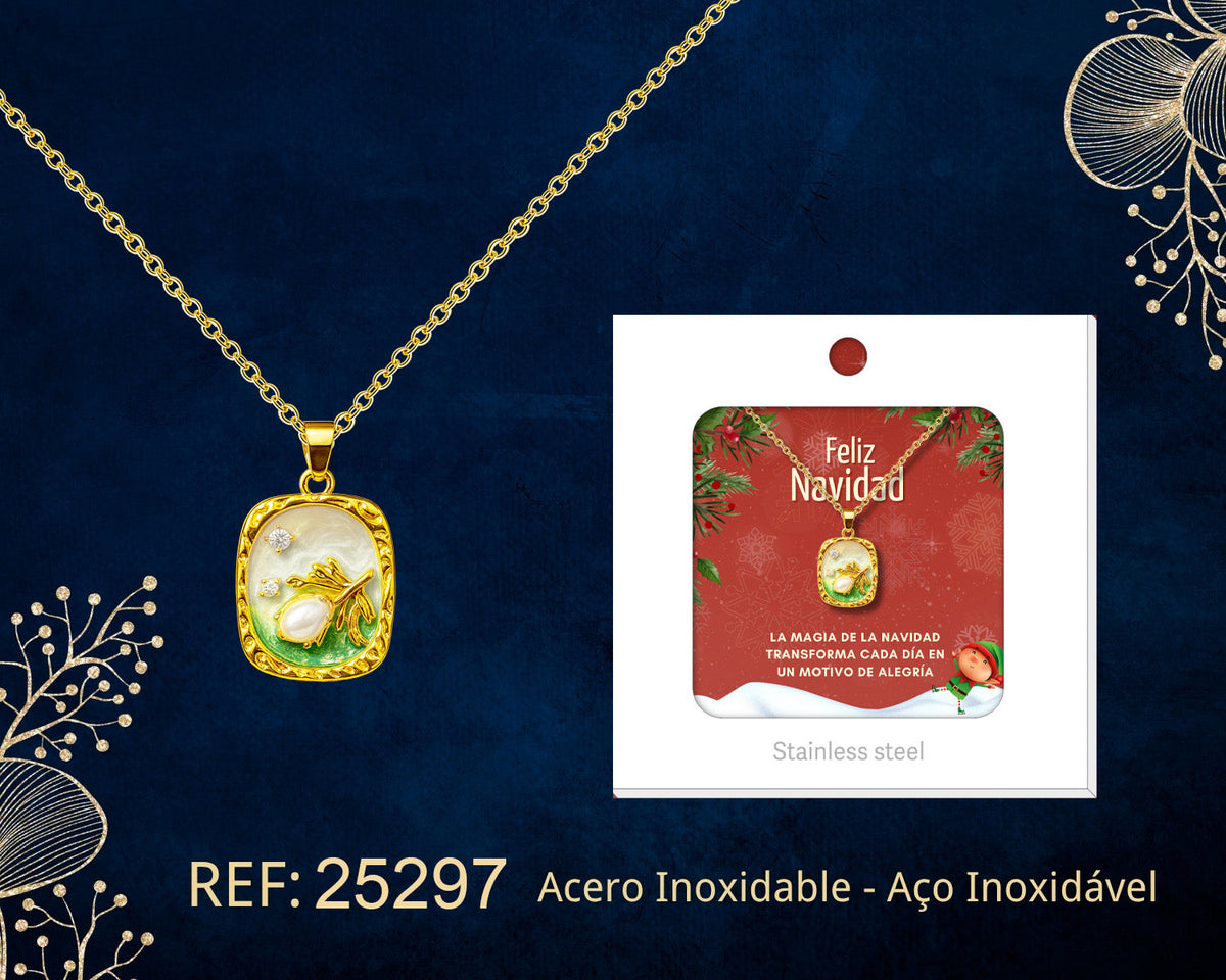 Collar dorado con medallón rectangular de ciervo junto a su tarjeta de regalo, sobre fondo oscuro.
