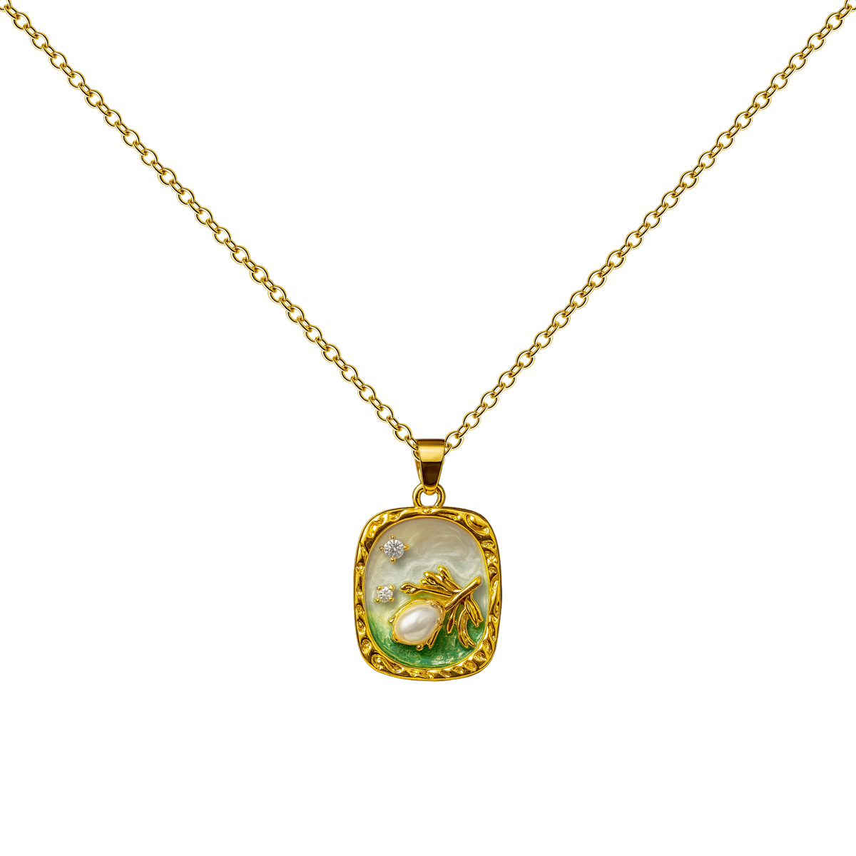 Collar dorado con medallón rectangular de ciervo, con fondo verde y marco decorado, sobre fondo blanco.