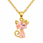 Collar dorado con gato de piedras rosas, primer plano de los detalles