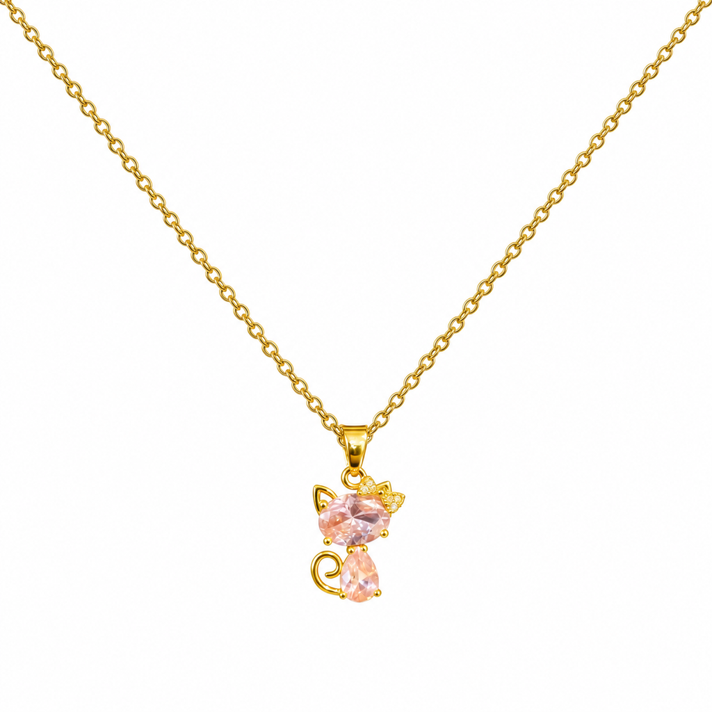 Collar dorado con gato de piedras rosas sobre fondo blanco