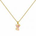 Collar dorado con gato de piedras rosas sobre fondo blanco
