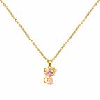 Collar dorado con gato de piedras rosas sobre fondo blanco