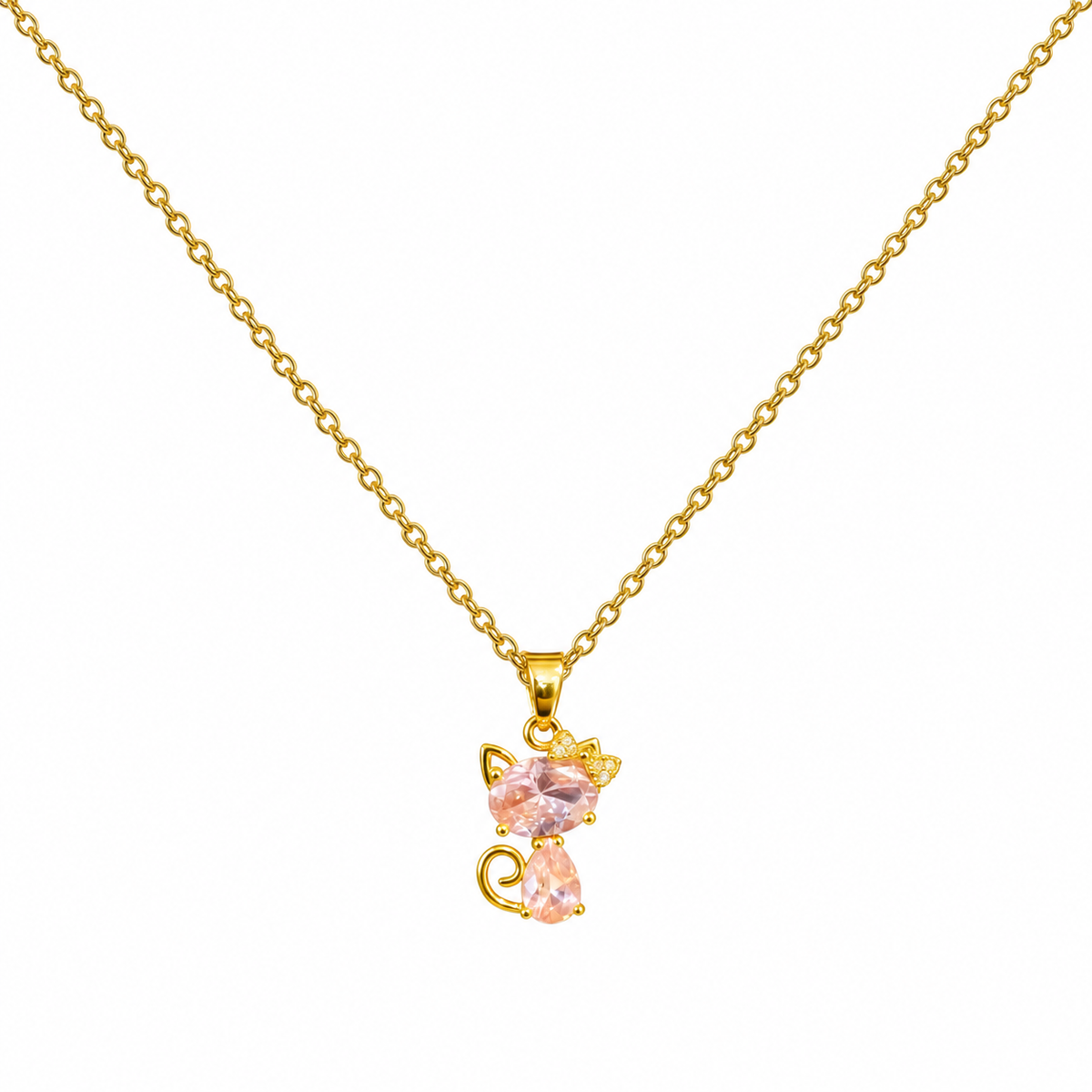 Collar dorado con gato de piedras rosas sobre fondo blanco