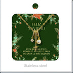 Collar dorado de estrella y esfera clara, presentado en tarjeta navideña.