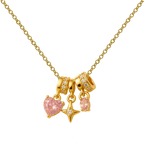 Colar dourado de coração cor-de-rosa e estrela, com três adornos suspensos, sobre fundo branco.