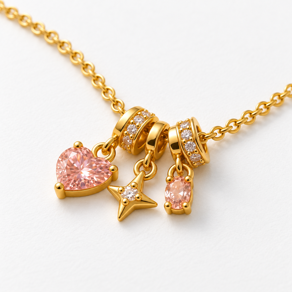 Collar dorado con corazón rosa, estrella y piedra ovalada, detalle en una mesa blanca