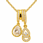 Collar dorado con colgante de gota y doble aro, primer plano de los detalles