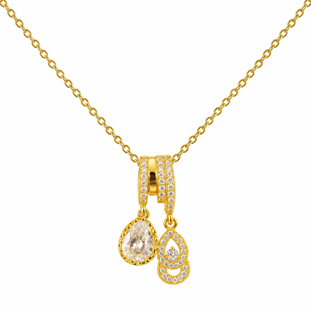 Collar dorado con colgante de gota y doble aro sobre fondo blanco