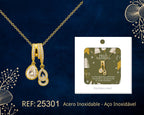 Collar dorado de doble colgante con detalle transparente junto a su tarjeta de regalo, sobre fondo oscuro.