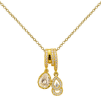 Collar dorado de doble colgante con detalle transparente, con adorno en forma de gota, sobre fondo blanco.