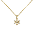 Collar dorado de copo de nieve, con detalles claros, sobre fondo blanco.