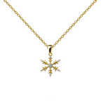 Collar dorado de copo de nieve, con detalles claros, sobre fondo blanco.