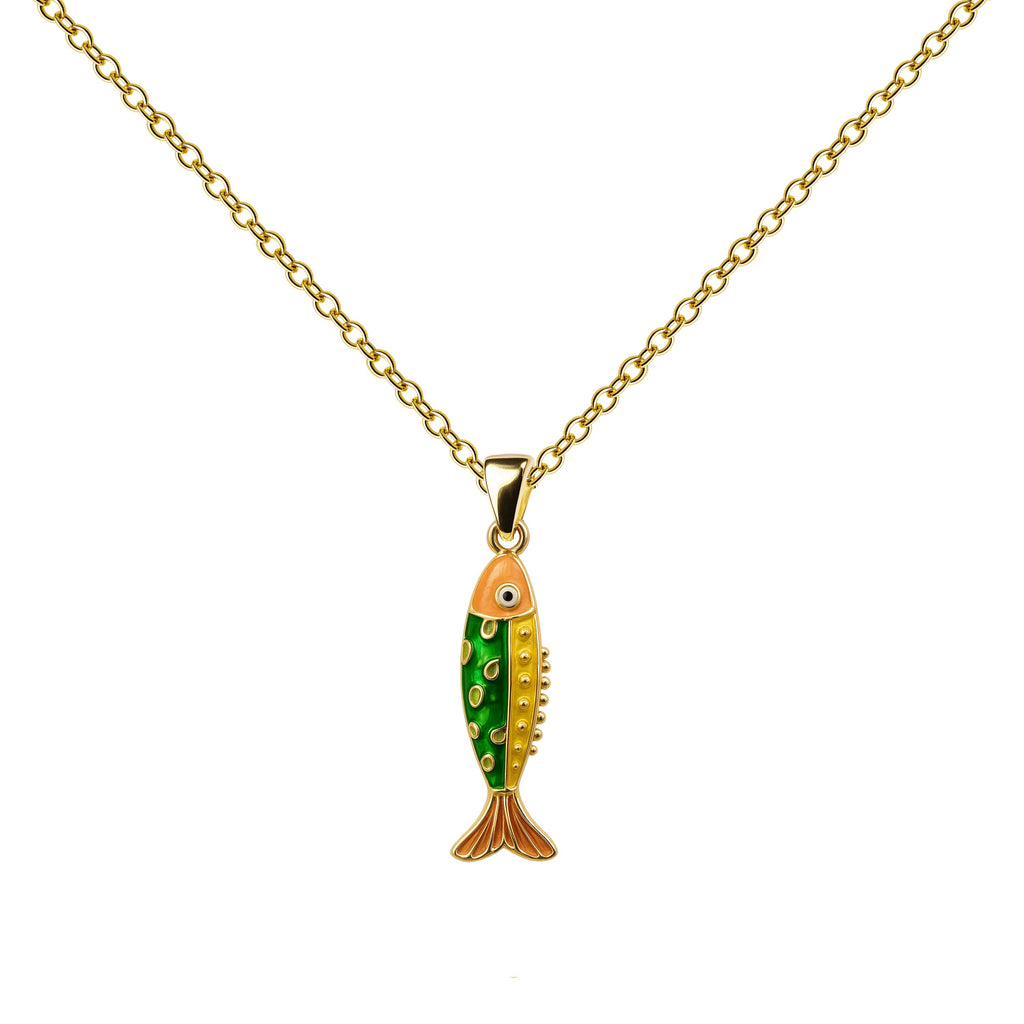 Collar dorado de pez verde, vista frontal sobre fondo blanco.