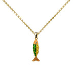 Collar dorado de pez verde, vista frontal sobre fondo blanco.