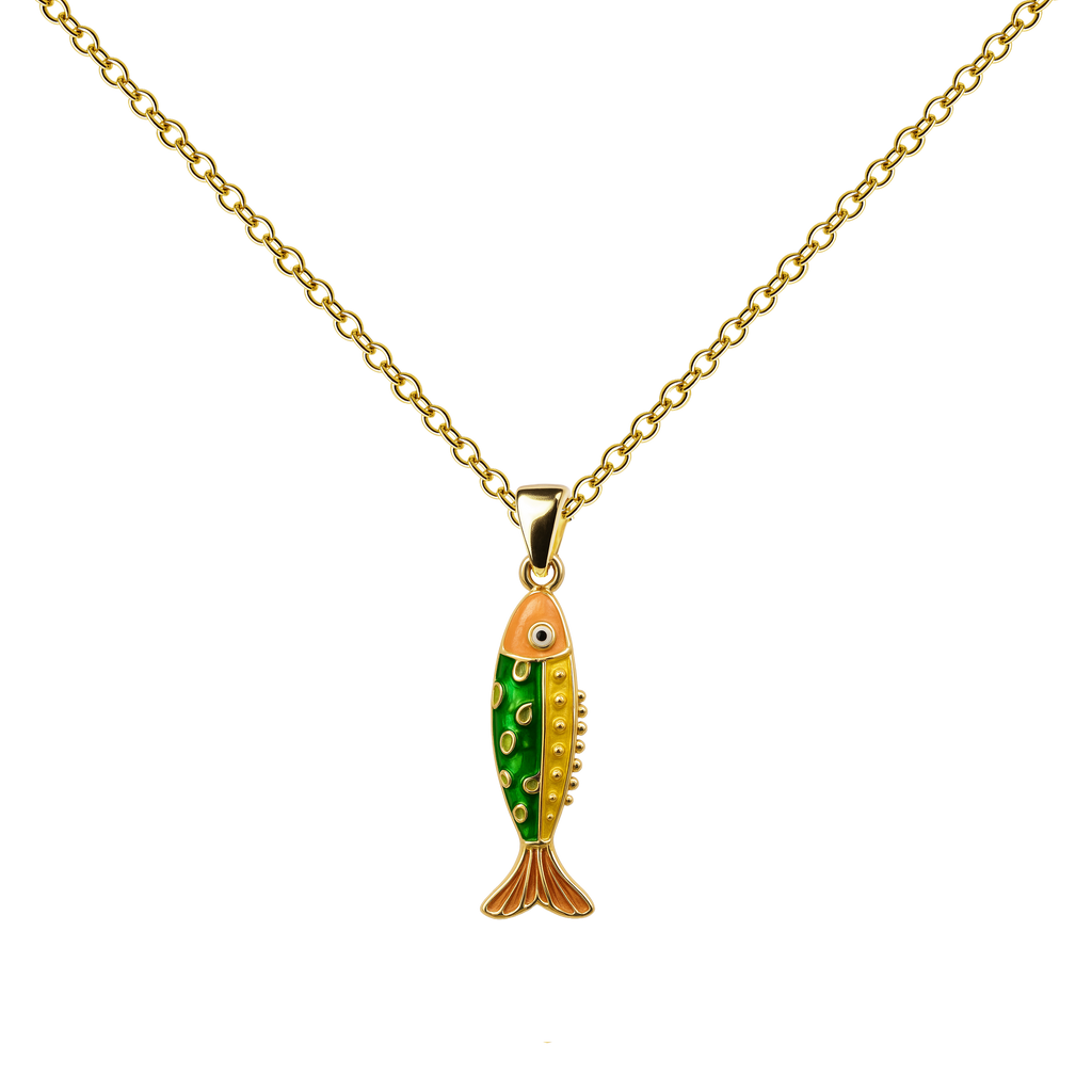 Collar dorado de pez verde, con detalles amarillos, sobre fondo blanco.