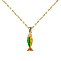 Collar dorado de pez verde, con detalles amarillos, sobre fondo blanco.