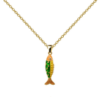 Collar dorado de pez verde, con detalles amarillos, sobre fondo blanco.