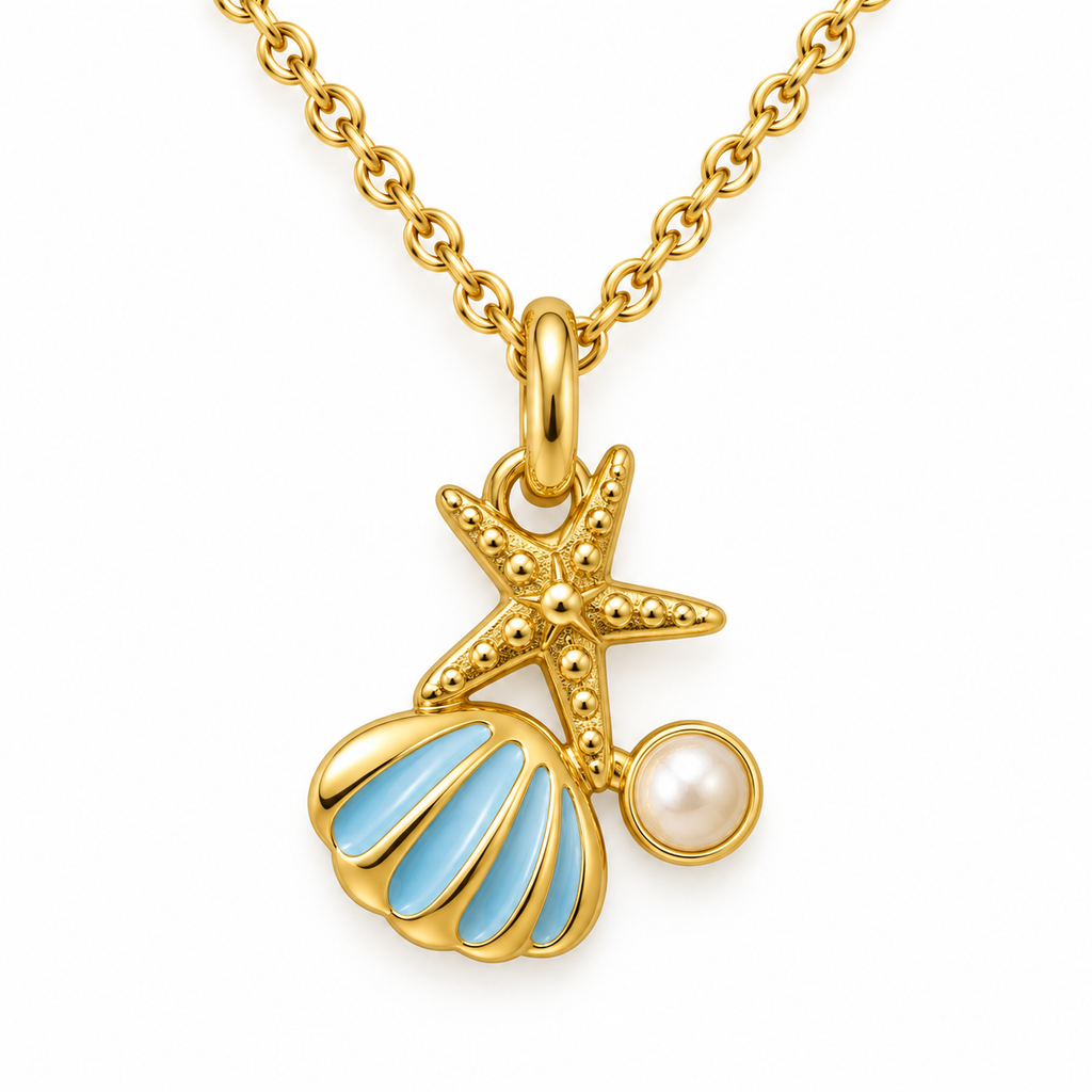 Collar dorado de concha y estrella de mar, primer plano de los detalles.