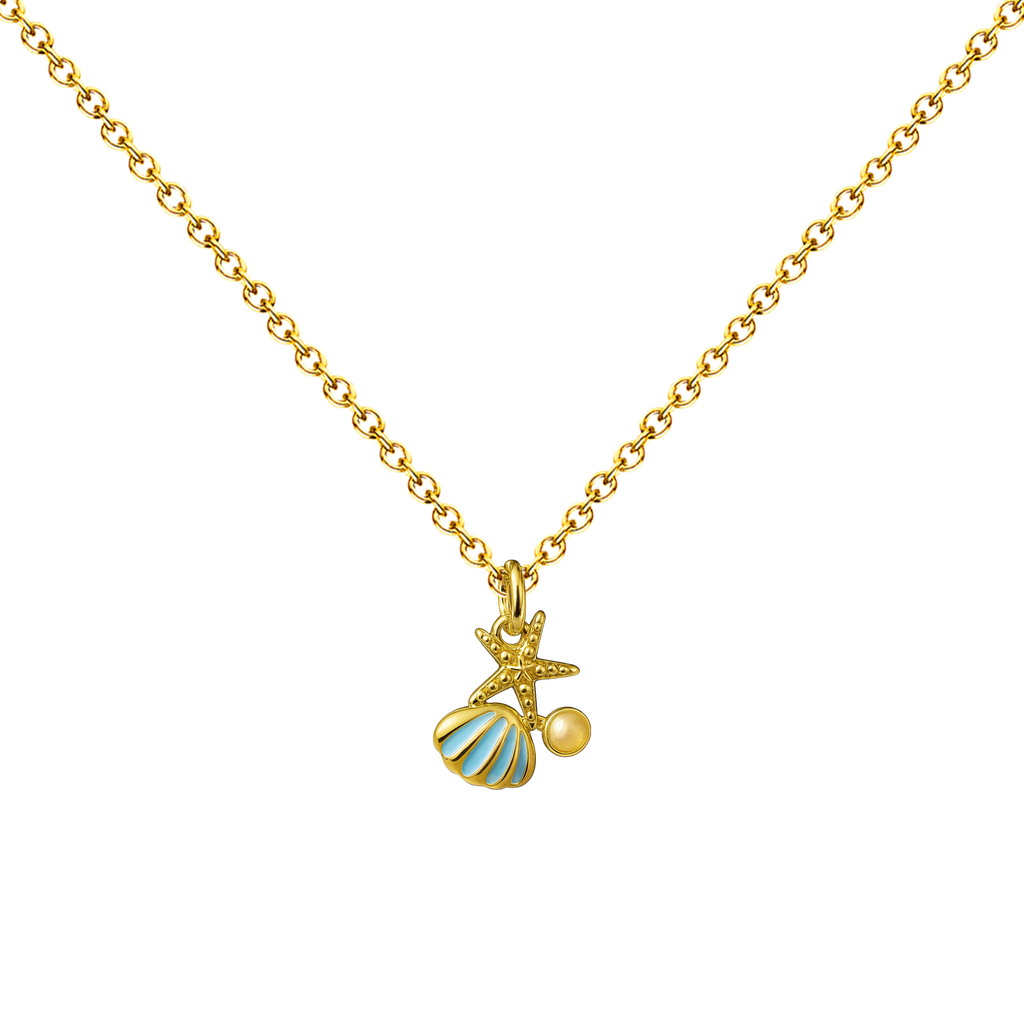 Collar dorado de concha y estrella de mar, con concha en tonos azules y claros, sobre fondo blanco.