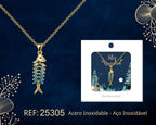 Collar dorado de pez con cuerpo segmentado junto a su tarjeta de regalo, sobre fondo oscuro.