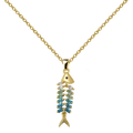 Collar dorado de pez con cuerpo segmentado, con piezas azules y verdes, sobre fondo blanco.