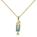 Collar dorado de pez con cuerpo segmentado, con piezas azules y verdes, sobre fondo blanco.