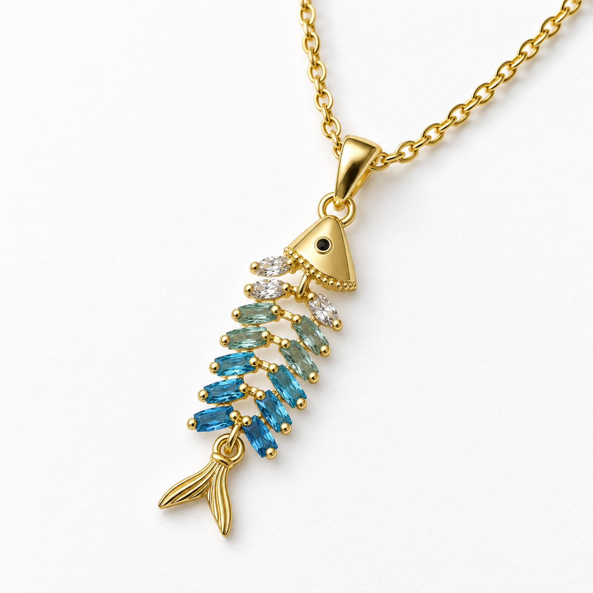 Collar dorado de pez con cuerpo segmentado, detalle sobre una superficie blanca.